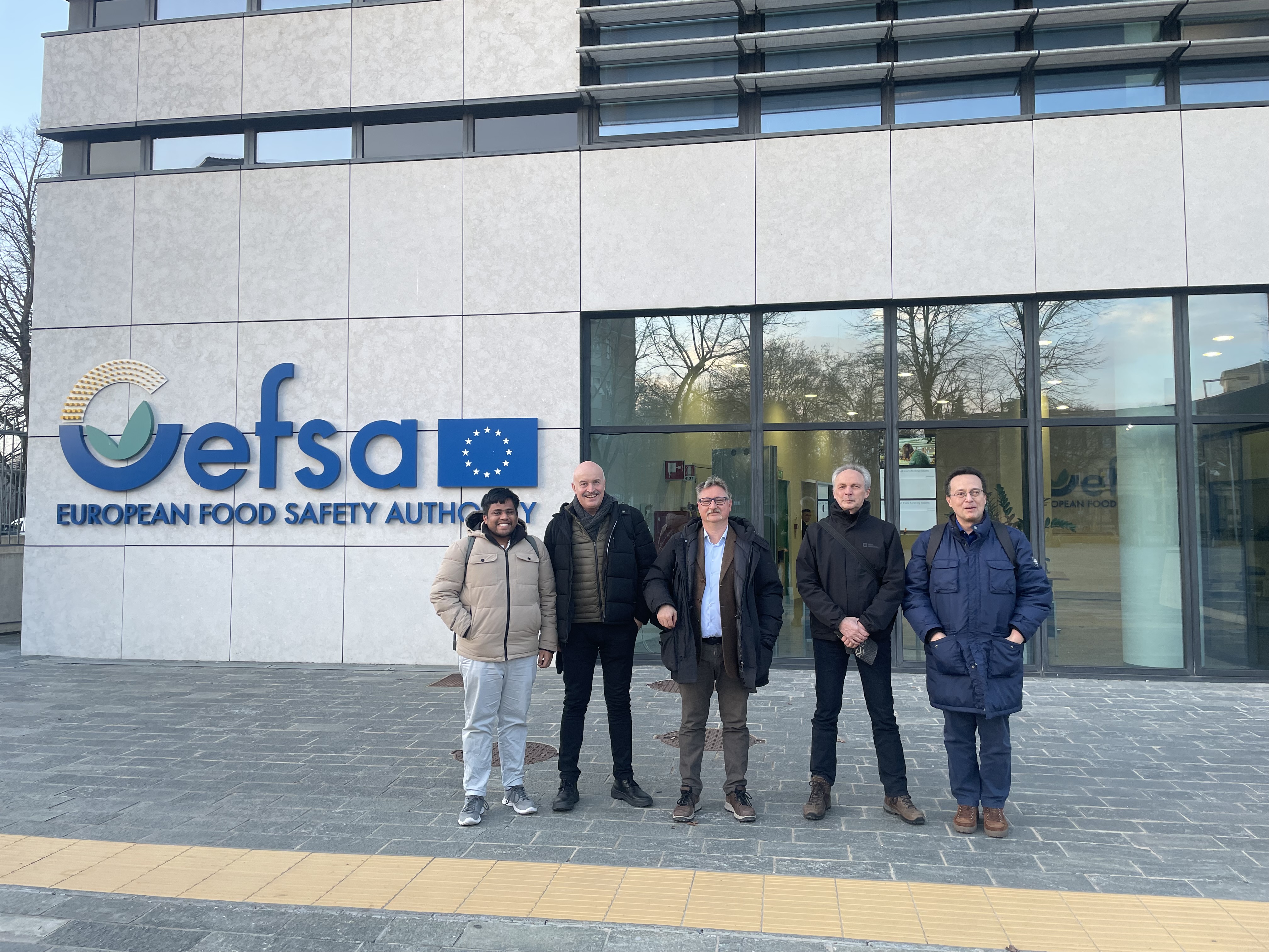 Partners of the FF-IPM consortium and EFSA representatives in front of the EFSA headquarters in Parma, Italy.