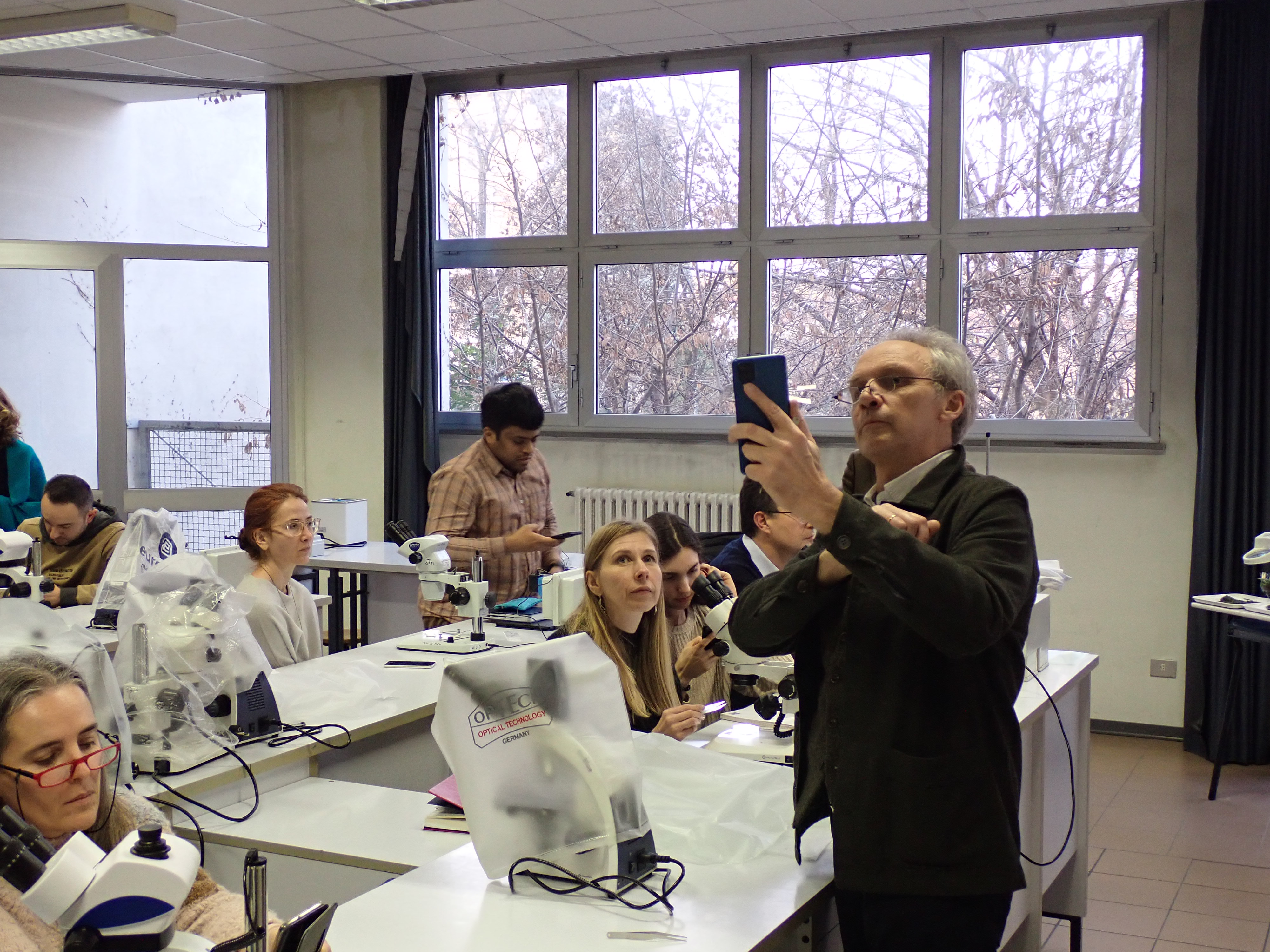 Marc De Meyer demonstrating the use of the mobile application to identify fruit flies of economic importance to the EU to delegates of EFSA and students.