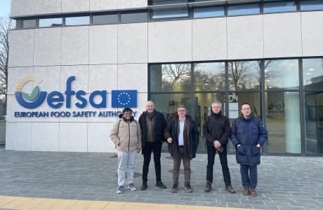 Partners of the FF-IPM consortium and EFSA representatives in front of the EFSA headquarters in Parma, Italy.